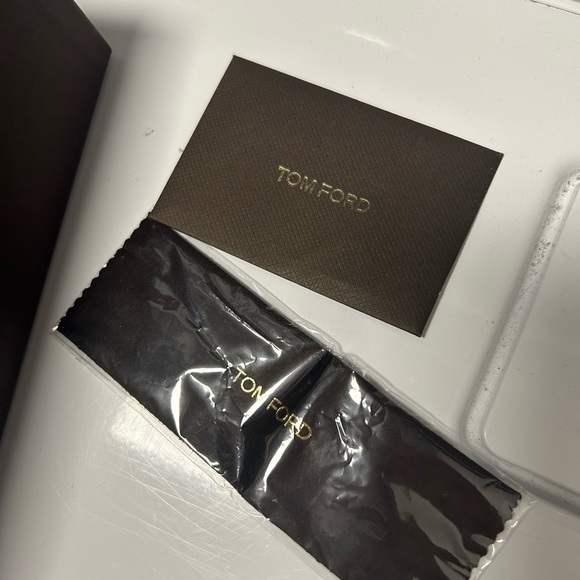 Tom Ford Nika cat eye sunglasses, with Case, box, and unopened cleaning cloth - Picture 4 of 8
